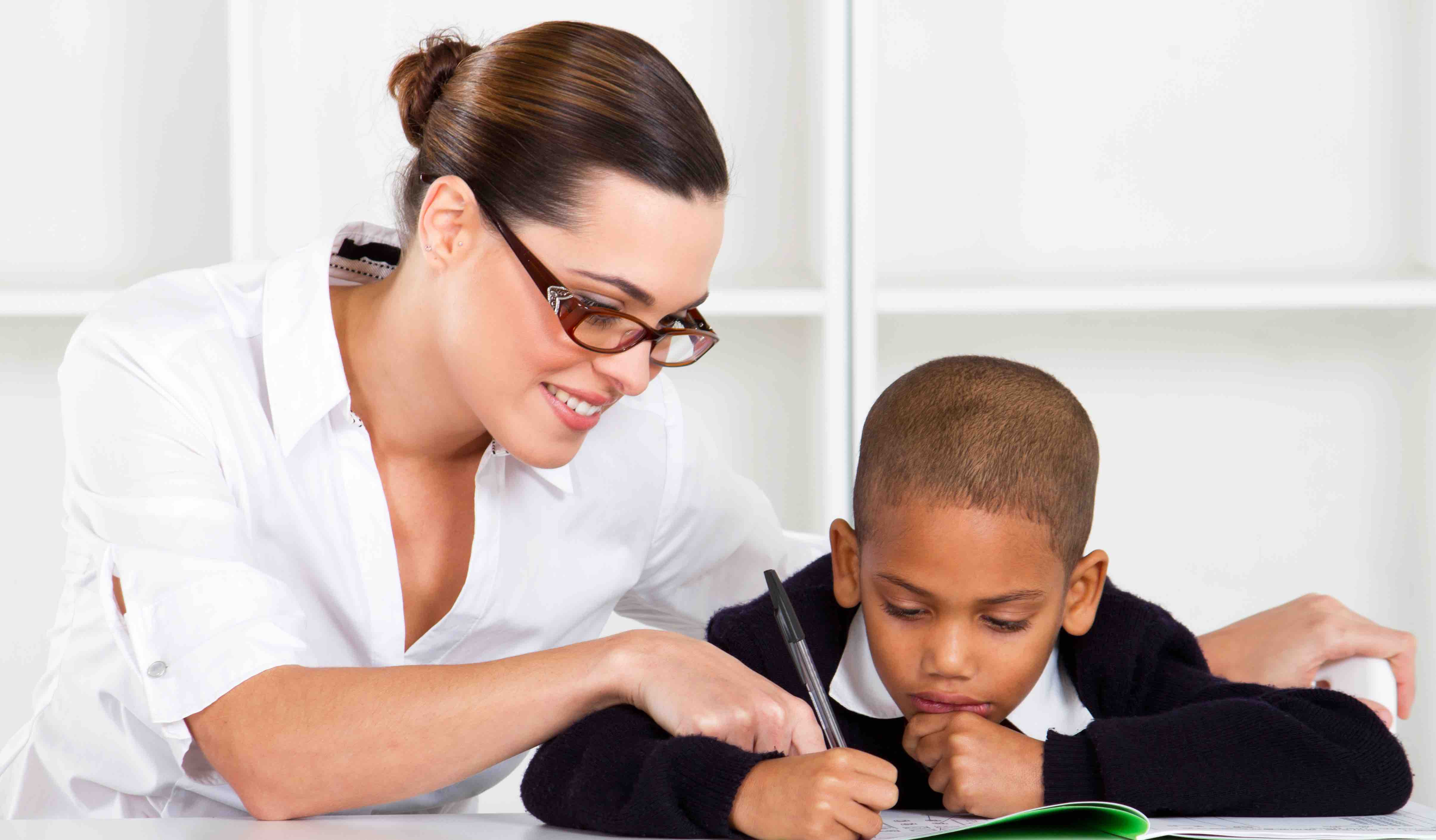 eacher helping primary student