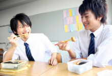 Two students eating lunch