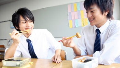 Two students eating lunch
