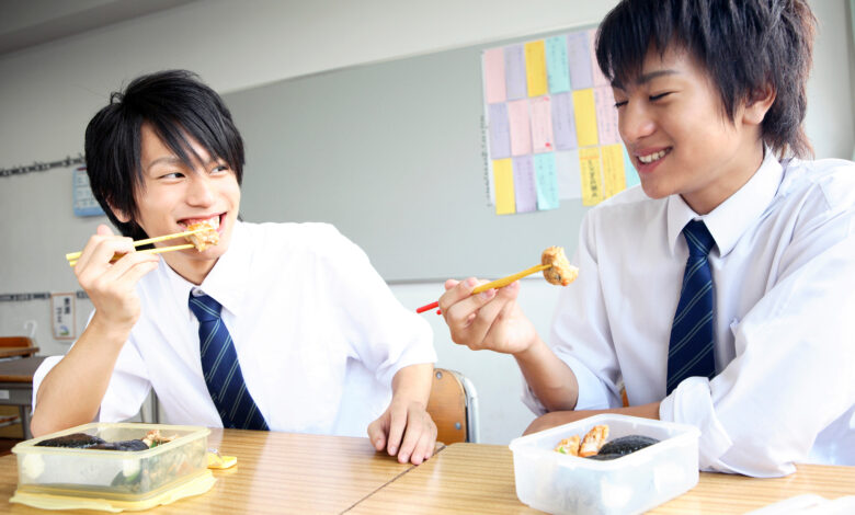 Two students eating lunch